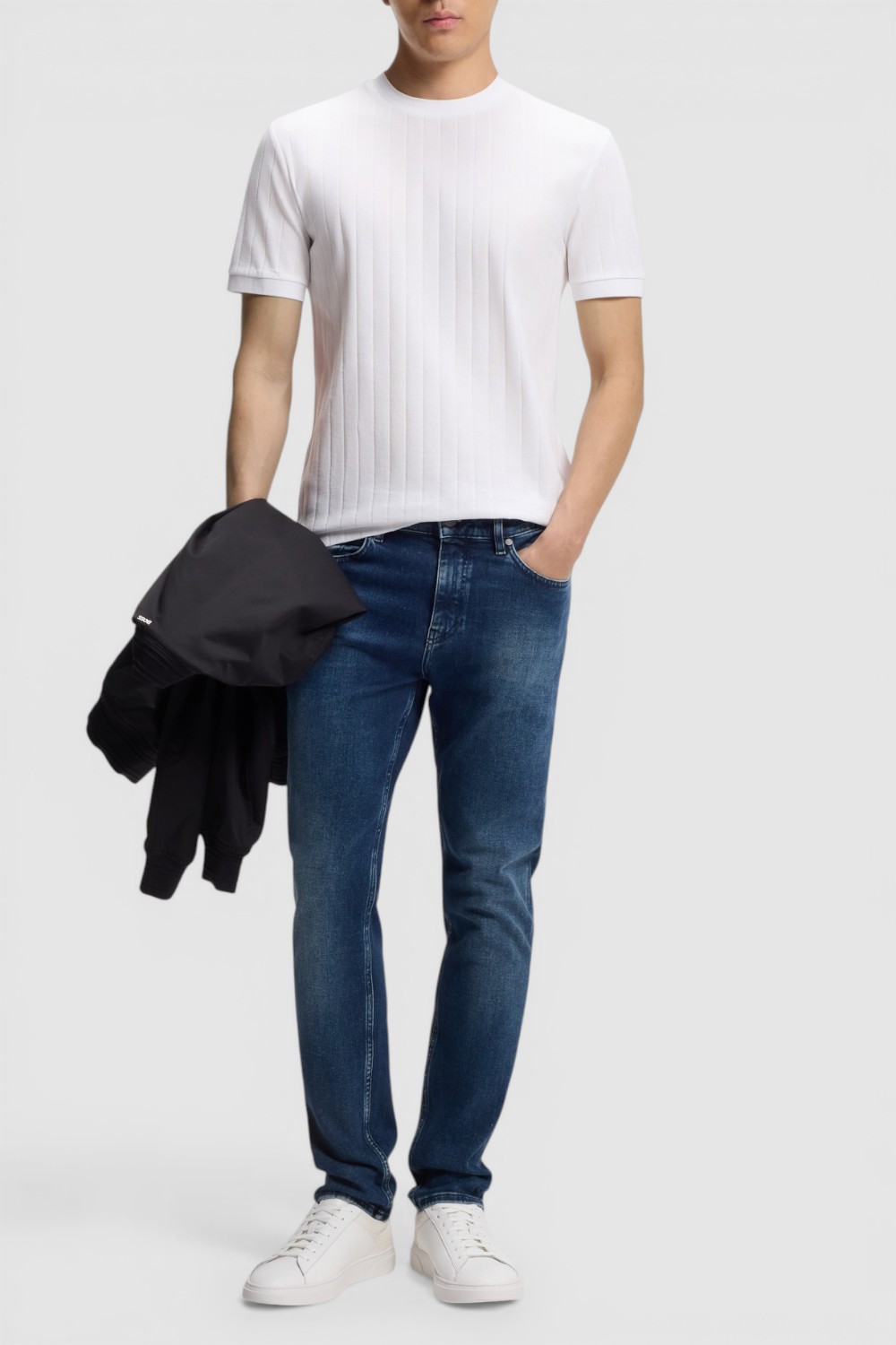 תמונת כל הלוק של חולצת טי בגזרה ישרה